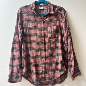 Hollister boyfriend fit pink plaid button-up for a cozy and casual layered look